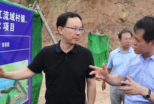 贛州市市委副書記劉文華調研三余環保儲潭圩鎮生活污水處理建設現場